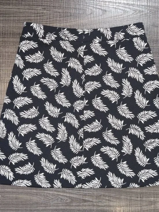 H&M Leaf Print Mini Skirt Womens Size XS Black White Skater A-line Tropical - Picture 6 of 8